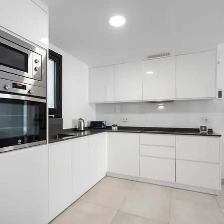 Lejlighed Luxury 3-Bedroom Apartment For Rent In The Heart Of Puerto Banus *